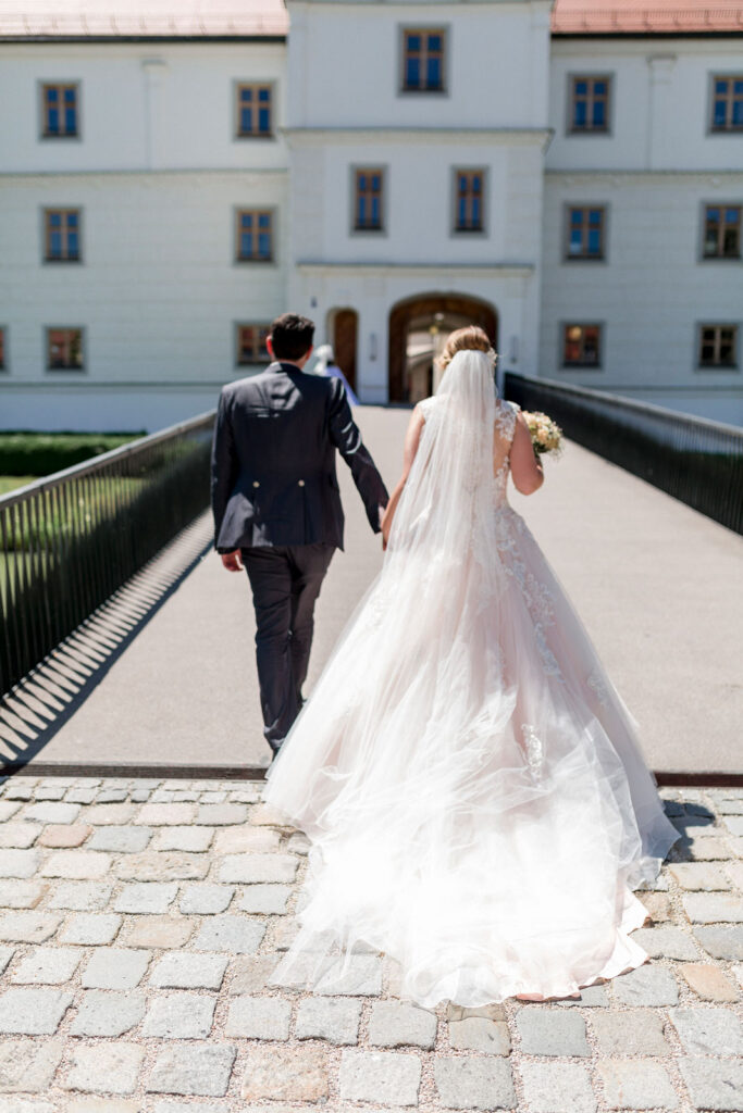 Glückliches Brautpaar geht zum Schloss